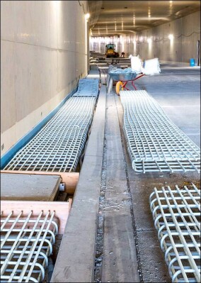 Glasfaserverbundwerkstoff statt Stahl: Schöck Combar bewehrt Notgehweg im Autobahntunnel