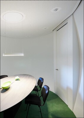 „Besprechungs-Ei“ in Rigips-Bauweise mit dreidimensional gebogenen Oberflächen