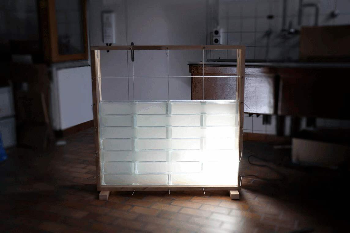 14/15 - Die rechteckigen Aerogel-Glasbausteine werden im Verbund gemauert. (Bilder: Empa) 