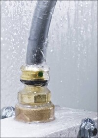 Robuste „Crashtests“ für das Rohrleitungssystem Raxofix von Viega