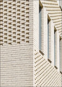 Zeitgenössische Ziegelfassade in historisch gewachsener Nachbarschaft