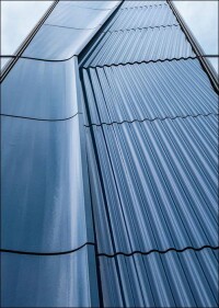 „The 105“ in Boston: Fassadenskulptur in Blau aus Keramik und Glas