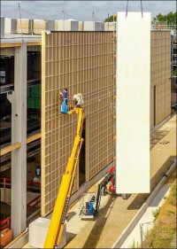 Naheliegend: Betonfertigteilwerk aus Holz gebaut