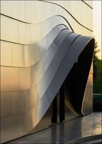 Futuristische Fassadenarchitektur stabil und wärmebrückenfrei montiert mittels Schöcks Isolink