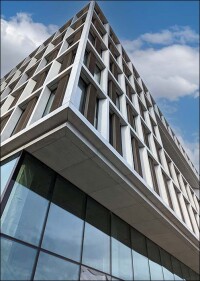 Münchner Strafjustizzentrum mit Glasfaserbeton-Elementen in Sichtbetonoptik verkleidet