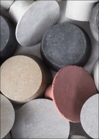 Farbige Konen und Stöpsel zum Verschließen von Ankeröffnungen von Max Frank