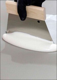 Thomsit K 195: Neuer SMP-Kleber  für LVT-Beläge - wasserfest und thermisch belastbar