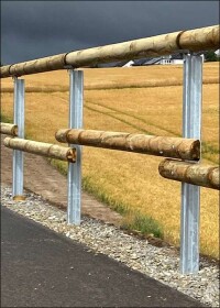 Stahl-Holzgeländer bzw. -Zäune zum Schutz von Radfahrern und Wanderern