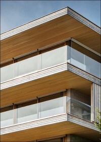 Glasgeländer auf Holzbauweisen abgestimmt