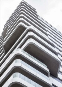 Geschwungene Glasgeländer prägen Essener Wohnturm