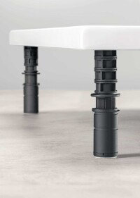 Selbstarretierende Systemfüße von Bette reduzieren Installationsaufwand bei Duschtassen