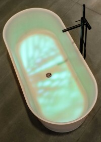 In Farben baden - Laufen experimentiert mit Badewanne aus lichtdurchlässigem Material integriertem LED-Panel