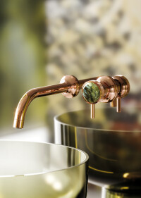 Zwei schmuckvolle Designarmaturen 