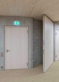 Feuerschutzabschlüsse und Brandschutzverglasungen von HOBA für ein neues Verwaltungsgebäude (fast) ganz aus Holz und Glas