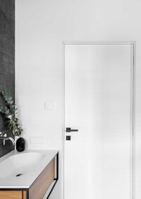 Wandbündige Drehflügeltüren von Eclisse in einem extravagant gestyltem Wohnhaus in Vilnius