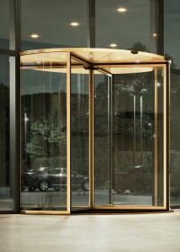 Formschöne Karusselltür Revo.PRIME von GEZE mit schmalen Profilen und geringer Kranzhöhe