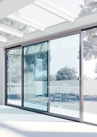 Einheitlich falten und schieben: Solarlux komplettiert seine Profilsysteme Highline und Ecoline mit Schiebetüren