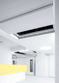 Metall-Brandschutzdecke F30 mit Senk-Schiebe-Funktion von Lindner erleichtert Revision und vermeidet Kollision mit TGA