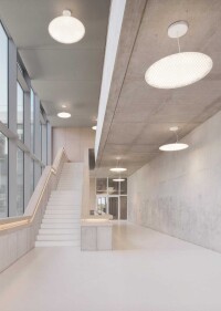 Raum für Möglichkeiten – durch die Kombination aus ästhetisch-schlichten Raumakustik- und Lichtlösungen von Nimbus und Rosso