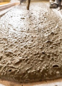 Minimale Aufbauhöhe mit Ausgleichsschicht aus Flüssigdämmung und Anhyment Slim Estrich von Heidelberg Materials