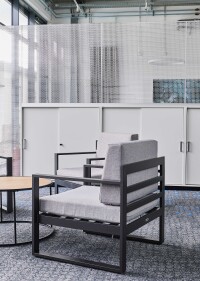 Schrankaufsätze aus transparenten Wabenpaneelen von Wacosystems verbessern Raumakustik