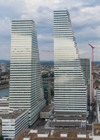 Trennwandsysteme von Strähle gliedern die Arbeitswelten im neuen Roche-Bau in Basel