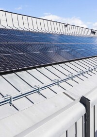 Über den Dächern von Hässleholm: Solarmodule und VMZINC krönen ein schwedisches Bürogebäude
