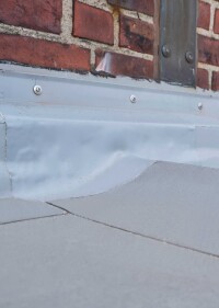 Flachdachsanierung eines Büro- und Gewerbegebäudes mit Kunststoffabdichtungsbahn Sarnafil AT-18 von Sika