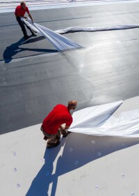 Mit der EPDM-Dachbahn RubberGard von Elevate große Dachflächen sicher und schnell abdichten