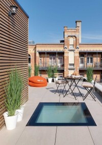 Flachdachfenster DXW von Fakro über den Dächern von Brüssel