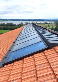 Optimale Ausleuchtung ohne aufzuheizen: Lichtband mit Sonnenschutzglas von Glasolux