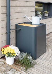 Eine ästhetisch runde Sache: Fallrohrschelle, Wassersammler und Regentonne aus der Grömo-Designlinie