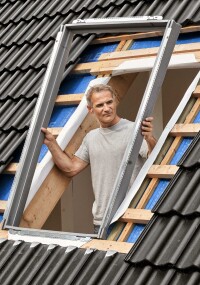 Velux verbessert Dachfenstereinbau und erweitert Flachdachfenster-Sortiment