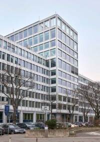 Die Zukunft leuchtet blau: Fabrino Color Coats bringen das Berliner DIN-Gebäude zum Strahlen