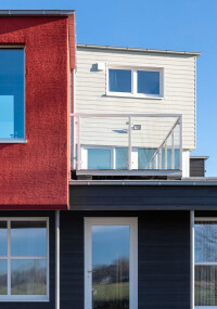 Holzoptik in Farbe: Hardie Plank Fassadenplatten für ein Einfamilienhaus aus den 50er Jahren