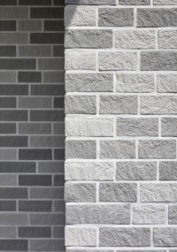 Ein Stein, drei Farbtöne: Quarzverblender tricolor-grau bringen Leben in die Fassade