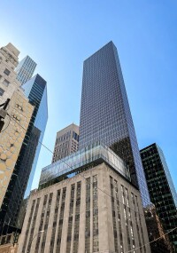 Geschwungener Glasvorhang für Tiffany & Co. in New York „Made by Seele”