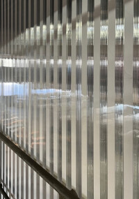 Transluzente Lichtbauelemente und Hohlkammerscheiben von Rodeca im Streifenlook