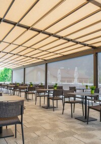 Markisensysteme „pergola stretch“ und „markilux markant“ schützen Gastronomie-Terrasse vor Sonne und Regen