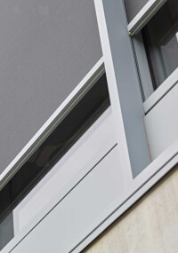 Glasfassadenkonzept mit integriertem Sonnenschutz von Renson und Reynaers Aluminium
