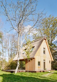 Gläsernes Wochenendhaus im Spreewald mit cero Schiebefenstern von Solarlux