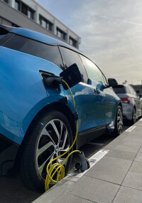 Rheinmetall: Ladebordstein statt Ladesäule