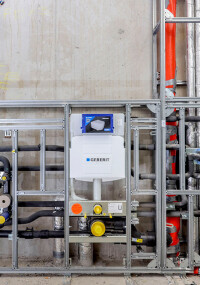 Geberit: industrielle Vorfertigung von Sanitärständerwänden und Installations-Schächten
