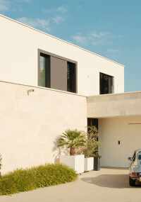 Eindrucksvolle Familienvilla mit Natursteinverkleidung