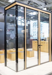 Hoba: Unterflurantrieb und verdeckte Mitnehmerklappe für Brandschutztüren