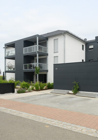 Monolithisches Mehrfamilienhaus mit zwölf Wohneinheiten