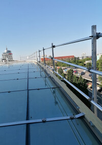 Sifatec: Sicheres Arbeiten auf dem Glasdach der Mercedes Benz Niederlassung München