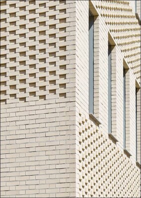 Zeitgenössische Ziegelfassade in historisch gewachsener Nachbarschaft