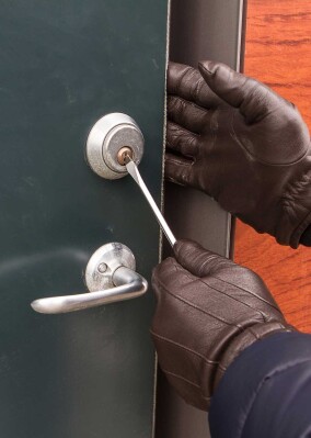 Das Infocenter der R+V Versicherung warnt: Feuerhemmende Türen schützen kaum vor Einbruch