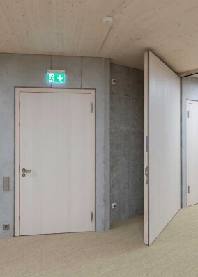 Feuerschutzabschlüsse und Brandschutzverglasungen von HOBA für ein neues Verwaltungsgebäude (fast) ganz aus Holz und Glas